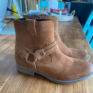 Earth brown ankle boots